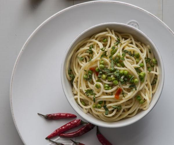 Σπαγκέτι με αρακά, δυόσμο και τσίλι
