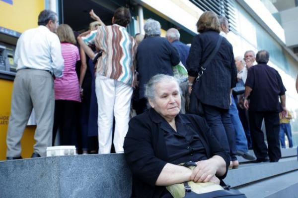 Χάος με τις συντάξεις, έβλεπαν στο λογαριασμό λιγότερα λεφτά – Τι απαντά ο ΕΦΚΑ