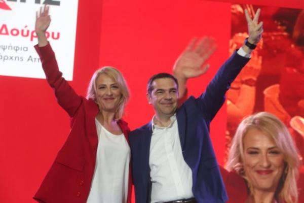 Twitter: Οργή για τους θεατρινισμούς Τσίπρα και Δούρου – «Πώς λεγόταν η εκδήλωση, Μνημόσυνο;»