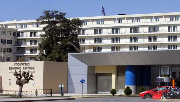 Συναγερμός στο υπ.Εθνικής Άμυνας: Επιχείρησαν να εισβάλουν κουκουλοφόροι