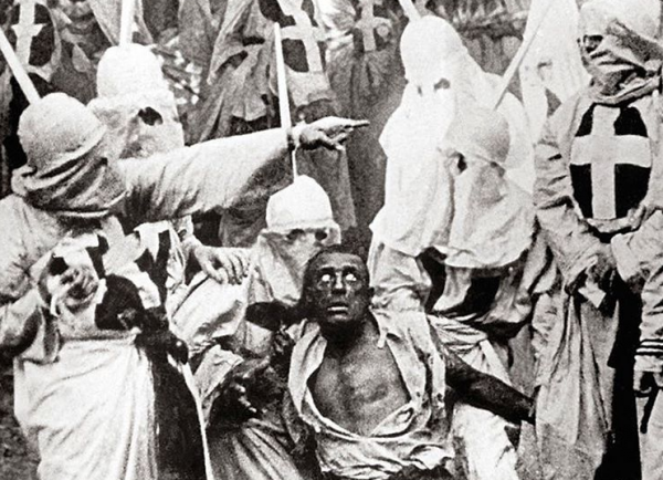 Κινηματογραφική σχολή αφαιρεί αφίσες του έργου «Η Γέννηση ενός Έθνους»