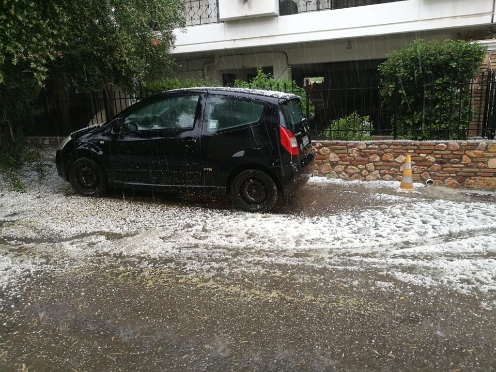 Ο καιρός τρελάθηκε: Βροχή και… χαλάζι στην Αττική – Απίστευτα βίντεο