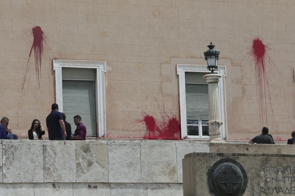 Στο κενό οι προειδοποιήσεις για τις επιθέσεις του «Ρουβίκωνα» στη Βουλή