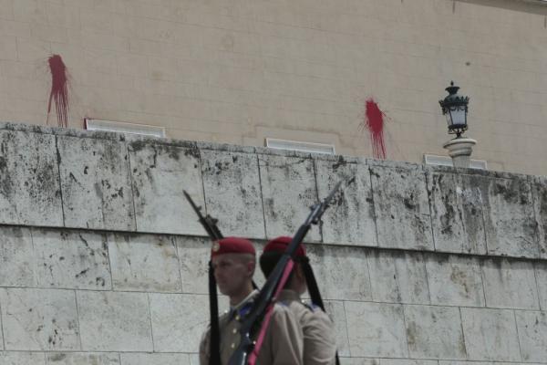 ΕΔΕ για την επίθεση του Ρουβίκωνα στη Βουλή
