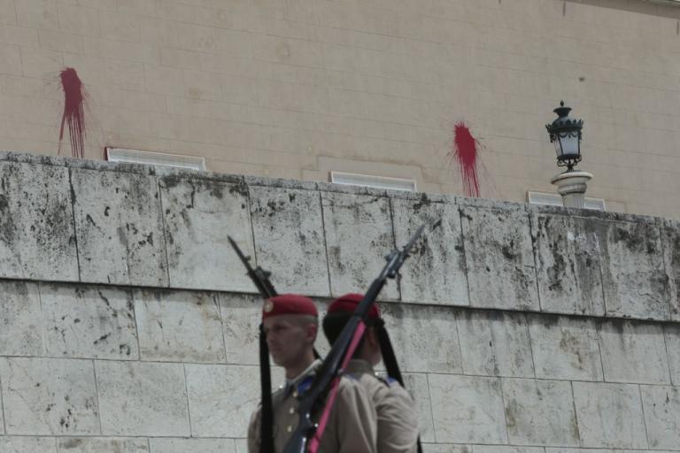 ΕΔΕ για την επίθεση του Ρουβίκωνα στη Βουλή