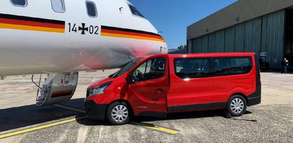 Φορτηγάκι έπεσε πάνω στο αεροσκάφος της Μέρκελ