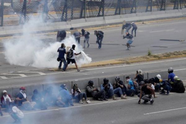 Κρίση στη Βενεζουέλα: Νέες συγκρούσεις διαδηλωτών – στρατού