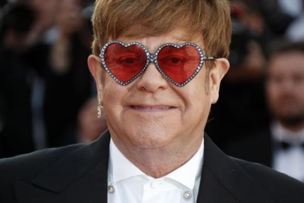 Ο Elton John χωρίς παπιγιόν αλλά με στρας στις Κάννες