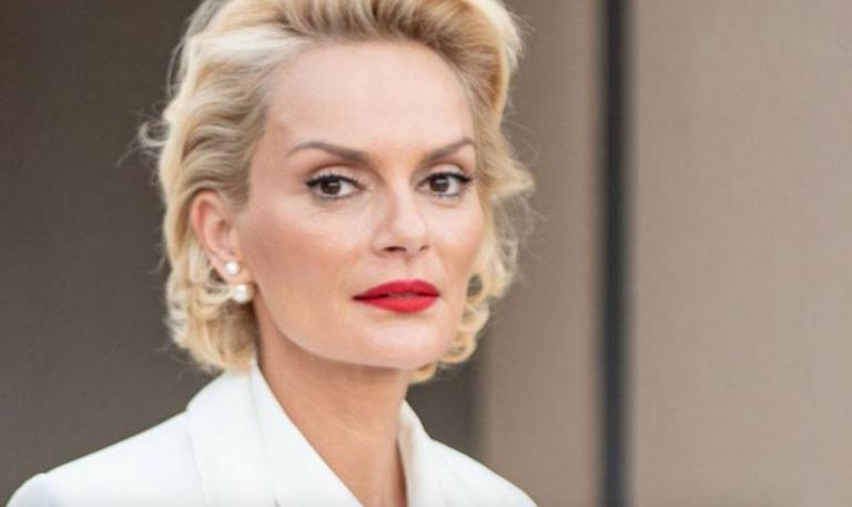 Η Έλενα Χριστοπούλου με μαγιό δίχως ίχνος photoshop