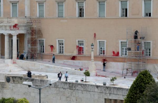 Νέο περιστατικό στη Βουλή μετά την επίθεση του «Ρουβίκωνα»