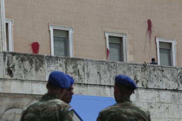 Κακουργηματική δίωξη για την επίθεση με μπογιές και καπνογόνα στη Βουλή