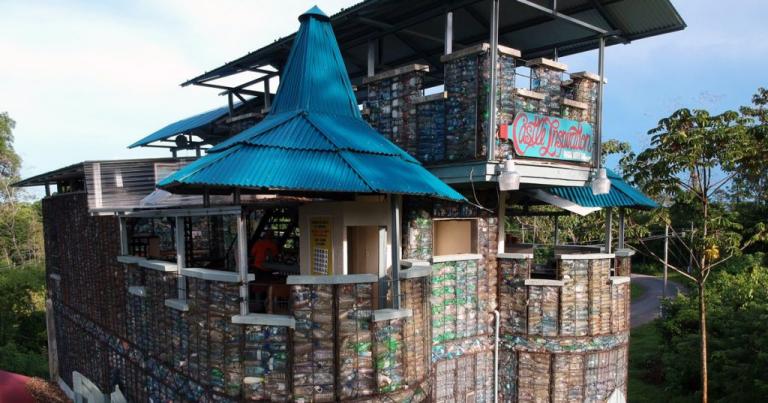 «Χωριό από πλαστικά μπουκάλια» στον Παναμά