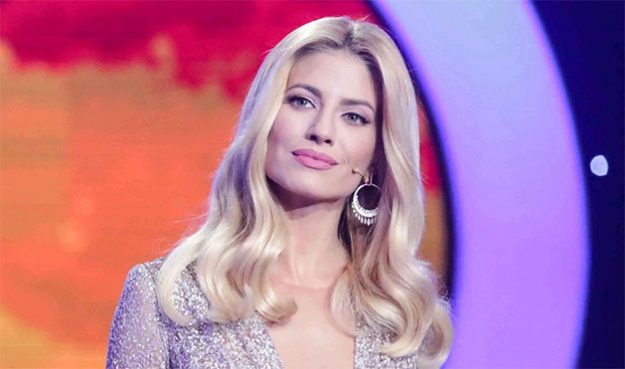 Ευαγγελία Αραβανή : Μας δείχνει το καλλίγραμμο κορμί της