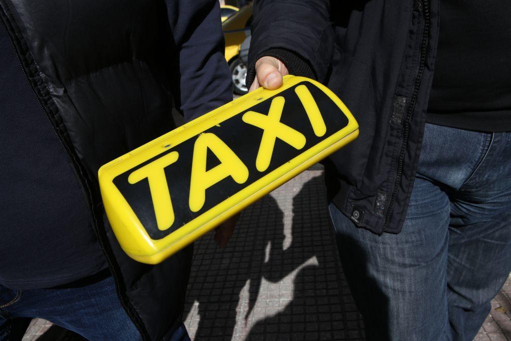 «Μάχη» με την τροπολογία για τα ταξί – Πανηγυρίζει ο Λυμπερόπουλος, τον διαψεύδει η Beat