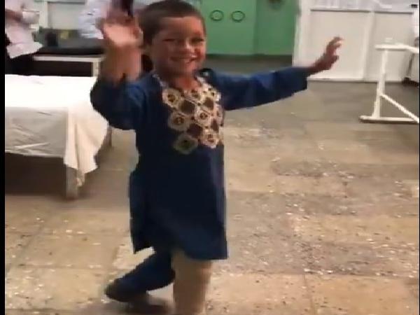 Αφγανιστάν: 5χρονος που έχασε το πόδι του στον πόλεμο χορεύει με το νέο του προσθετικό μέλος