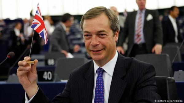 Observer: Πρωτιά στο Κόμμα Brexit του Φάρατζ