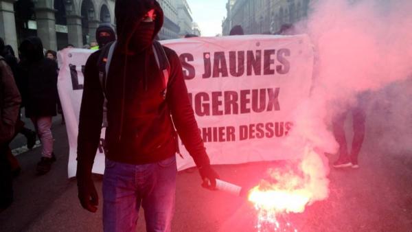 Πρωτομαγιά στο Παρίσι: Ξύλο, δακρυγόνα και κύμα συλλήψεων