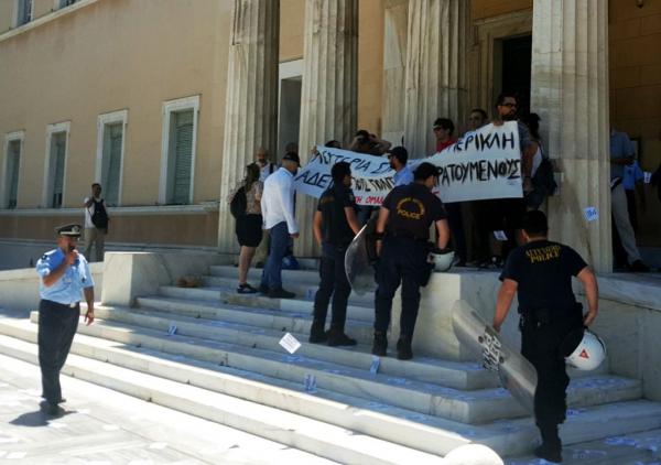 Η πρώτη φορά που είχε επιτεθεί ο Ρουβίκωνας στη Βουλή το 2017