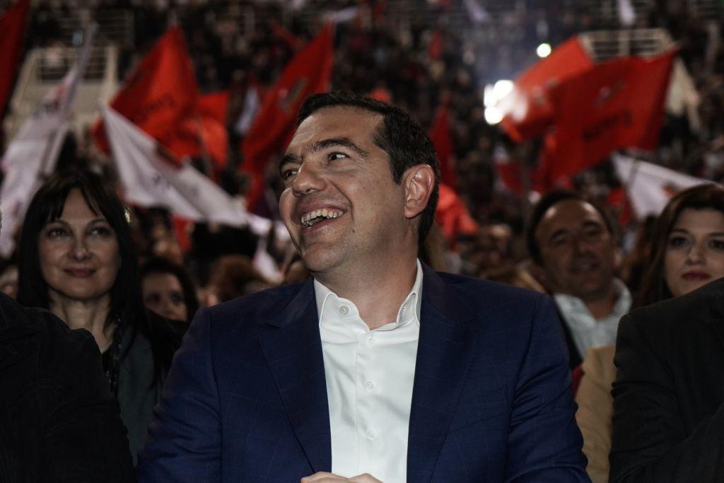 Handelsblatt: Η κυβέρνηση Τσίπρα μοιράζει παροχές για να εισπράξει ψήφους