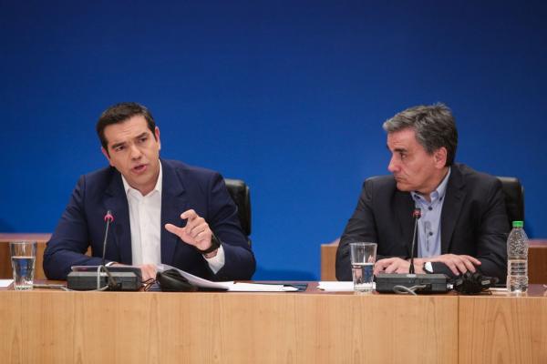 Reuters: Δεν είναι ξεκάθαρο αν οι παροχές Τσίπρα έχουν την έγκριση των δανειστών