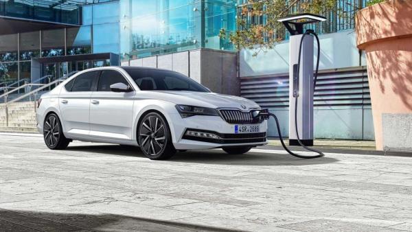 Skoda Superb iV: Το εισιτήριο των Τσέχων στην plug-in υβριδική τεχνολογία