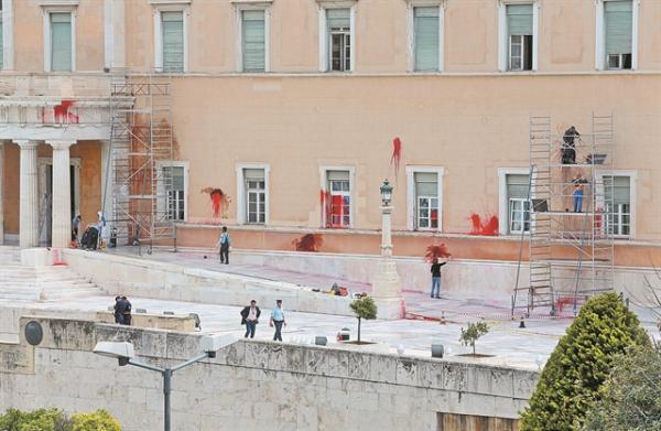 Πώς η ανοχή στον Ρουβίκωνα εξευτέλισε την Αστυνομία