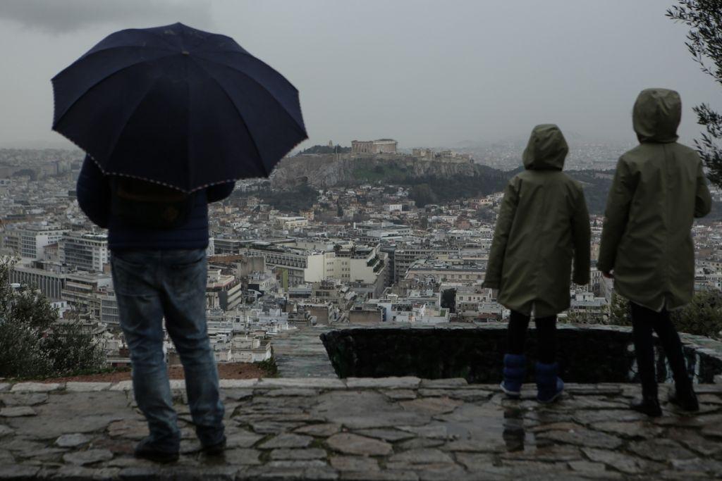 Βροχές, καταιγίδες και σκόνη την Τρίτη – Πότε βελτιώνεται ο καιρός