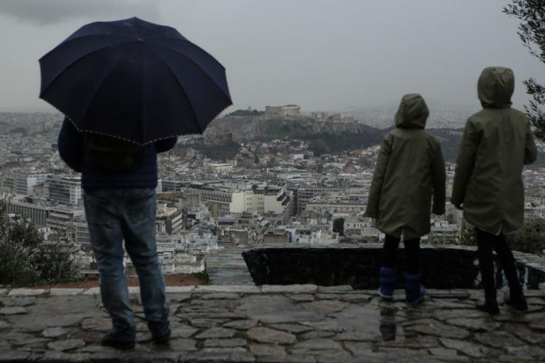 Βροχές, καταιγίδες και σκόνη την Τρίτη – Πότε βελτιώνεται ο καιρός