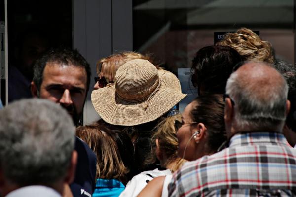 Ουρές στις τράπεζες – Ποια επιδόματα πληρώνονται