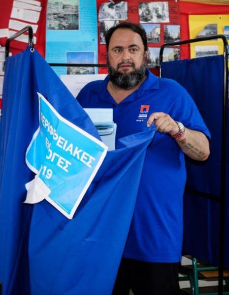 Θερμή υποδοχή του Βαγγέλη Μαρινάκη από τον λαό του Πειραιά