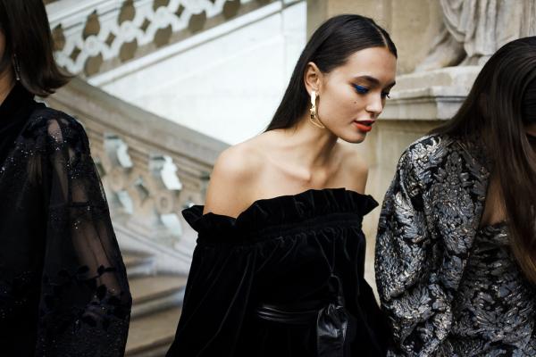 Μια 22χρονη Γαλλίδα παραδίδει μαθήματα κομψότητας