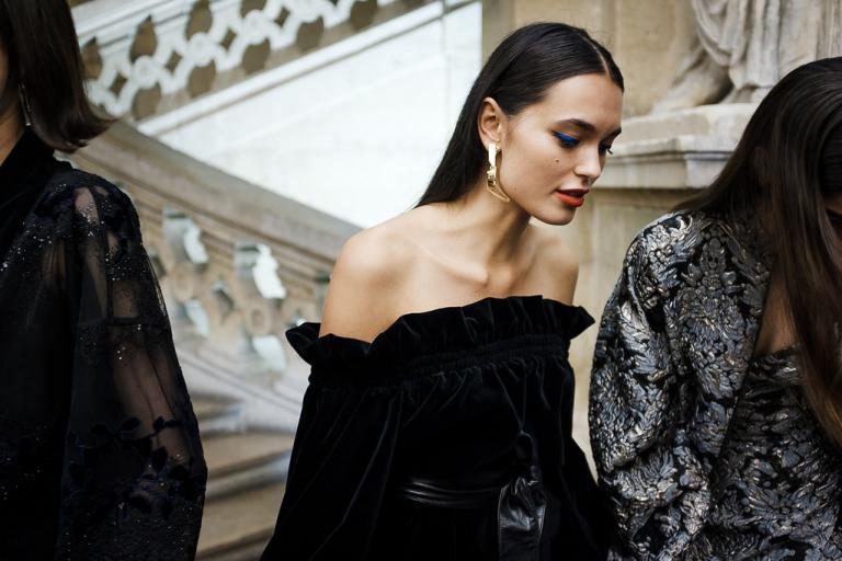 Μια 22χρονη Γαλλίδα παραδίδει μαθήματα κομψότητας