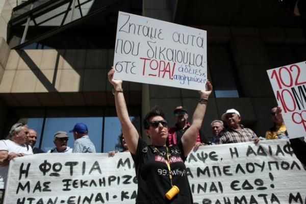 Συνάντηση Σταθάκη με τους πυρόπληκτους από το Μάτι