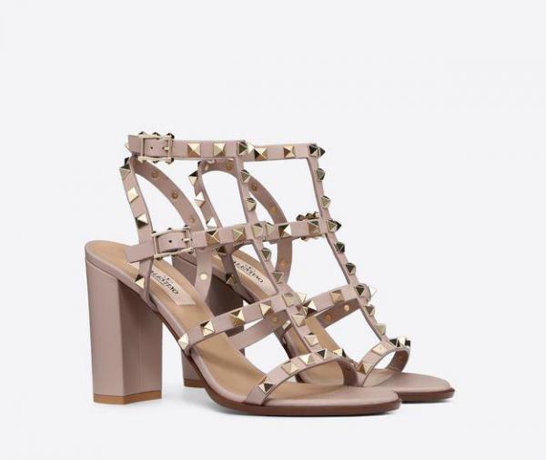 Το καλοκαίρι επιβάλλει σορτς, καπελίνες και σανδάλια