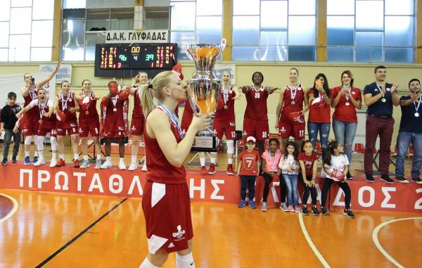 Ολυμπιακός: Η απονομή στις πρωταθλήτριες και οι πανηγυρισμοί (vid)