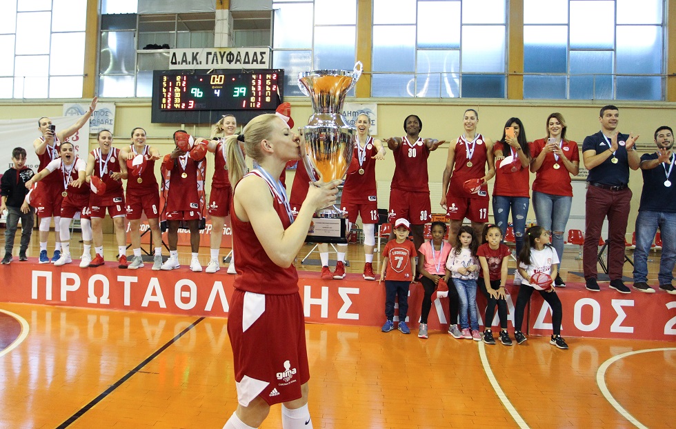 Ολυμπιακός: Η απονομή στις πρωταθλήτριες και οι πανηγυρισμοί (vid)