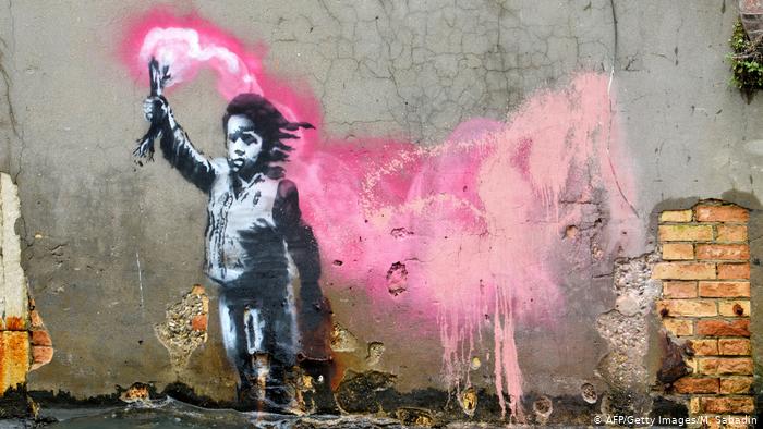 Εργο του Banksy προσφυγοπούλα με τη φωτοβολίδα  στη Βενετία