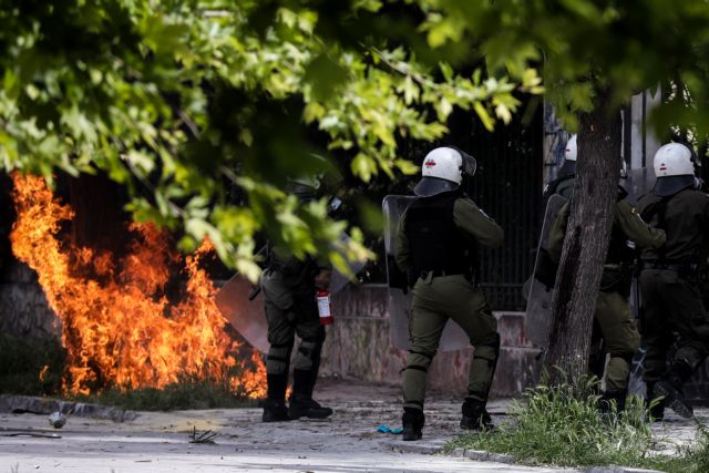 Επεισόδια έξω από το Πολυτεχνείο με πέτρες και μολότοφ [Εικόνες]