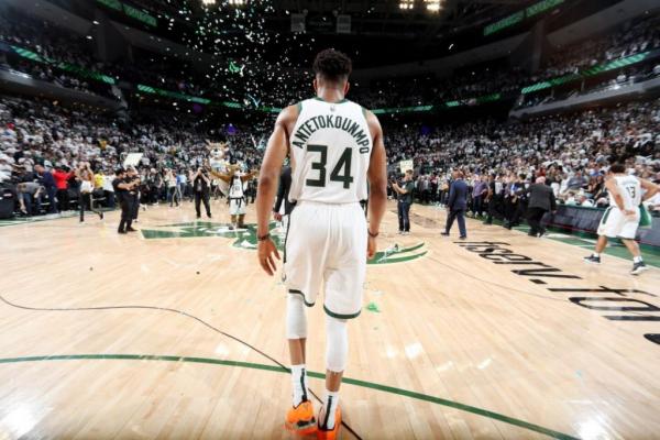 Γιάννης Vs Λέοναρντ: Δείτε τα καλύτερα από τη σπουδαία «μάχη» τους