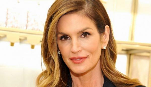 Η Σίντι Κρόφορντ φωτογραφίζεται χωρίς μακιγιάζ