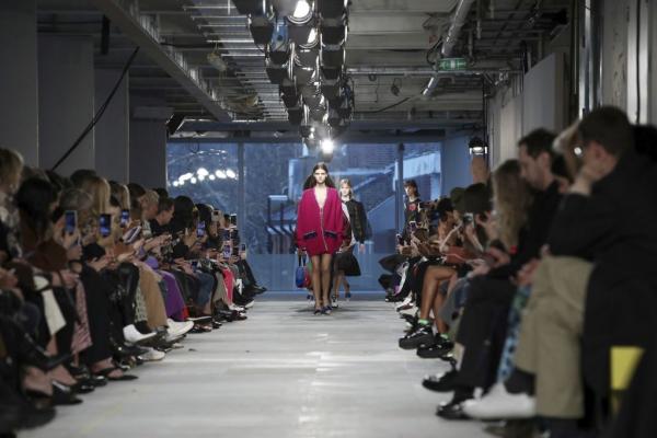 Μοντέλο έχασε την ζωή της για να σώσει τα σκυλάκια της