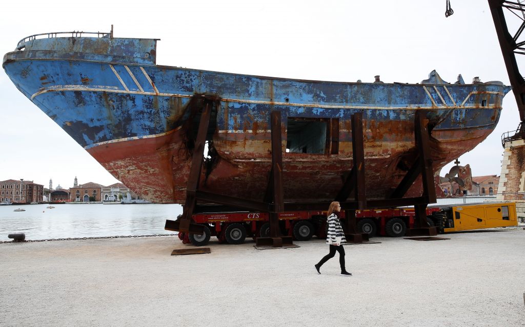 Το ψαράδικο-φέρετρο 800 προσφύγων, στη Μπιενάλε της Βενετίας