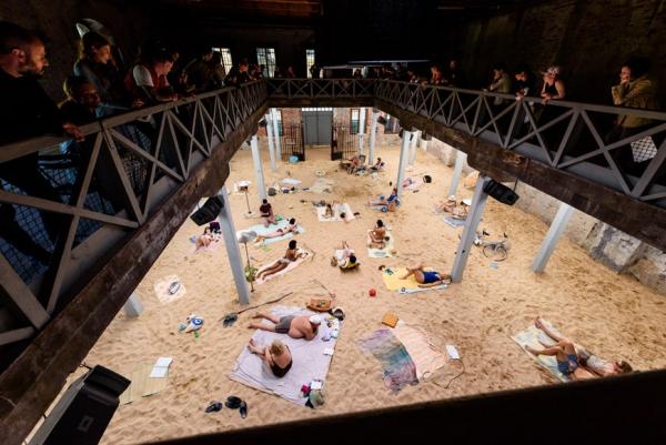 Τεχνητή παραλία στο εσωτερικό ιστορικού κτιρίου στη Βενετία