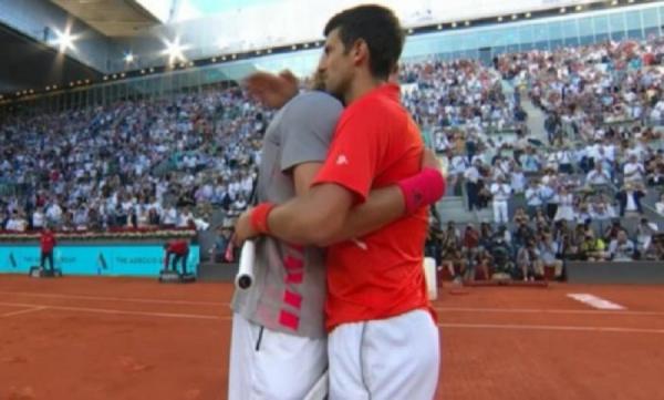 Πρωτοφανής αποθέωση του Τσιτσιπά από τον Τζόκοβιτς στα ελληνικά!