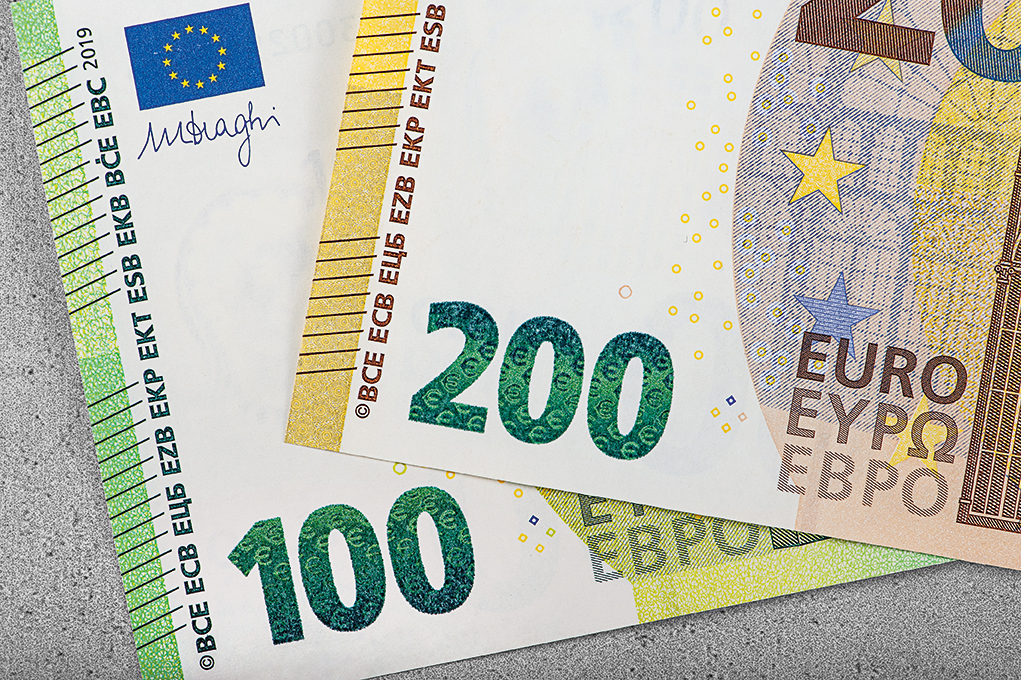 Δείτε τα νέα χαρτονομίσματα 100 και 200 ευρώ που κυκλοφορούν σήμερα