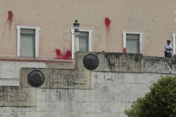Μία σύλληψη για την επίθεση με μπογιές στη Βουλή