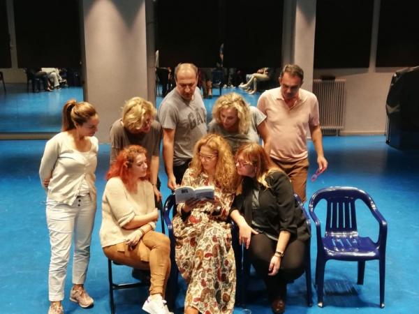 «Για λίγη πουτίγκα»: Μια ανατρεπτική κωμωδία στο θέατρο «Τζένη Καρέζη»