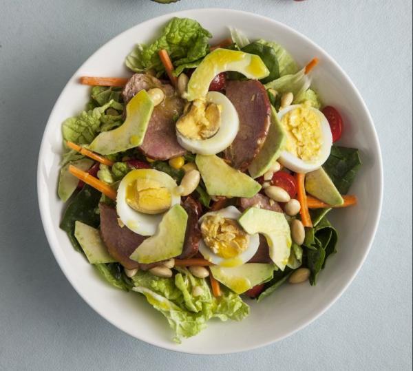 Σαλάτα με σέσκουλα, κέιλ και ντρέσινγκ λεμονιού