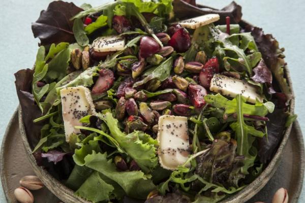 Σαλάτα με σπανάκι, κεράσια, αμύγδαλα και σαχάνι ψητό