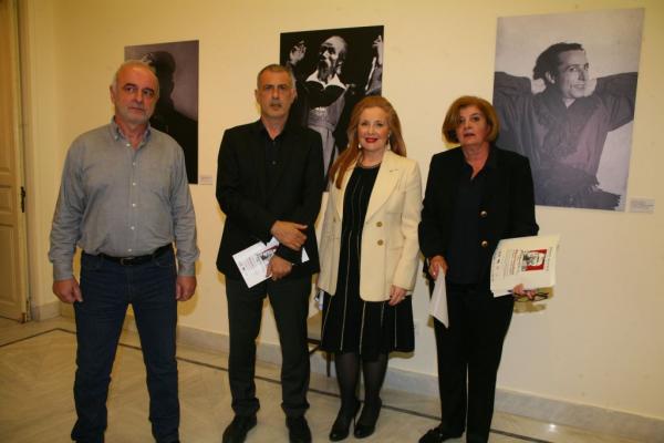 Ο Γιάννης Μώραλης εγκαινίασε τη συλλογή του Μάνου Κατράκη στη Δημοτική Πινακοθήκη Πειραιά